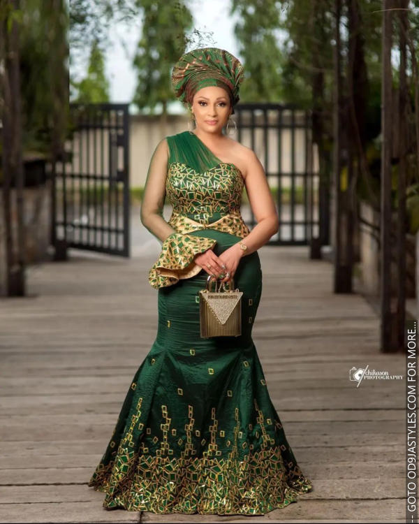 30+ Elegant Emerald, Lemon, or Sea Green Coloured Fabric Styles For Your Next Occasion (44)