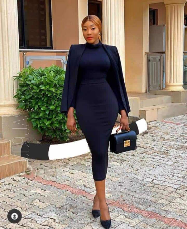 Classy and Mature Ways To Rock Black Coloured Fabric Styles for Occasions (30)