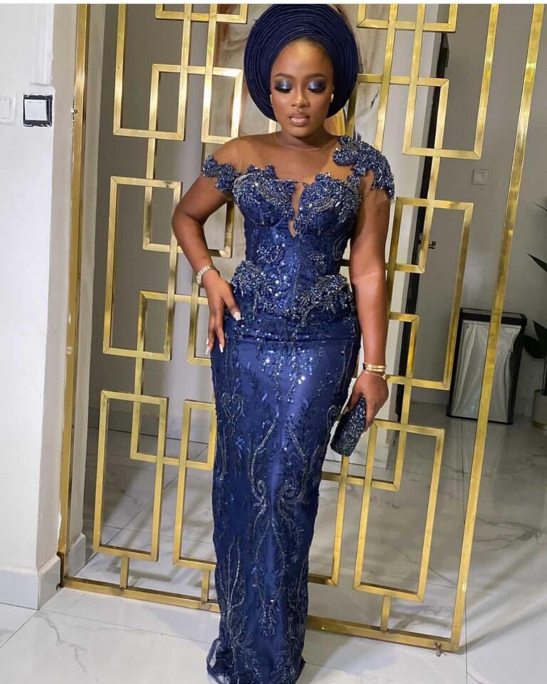 navy-blue-black-lace-dresses-to-give-a-try-for-your-next-big-events